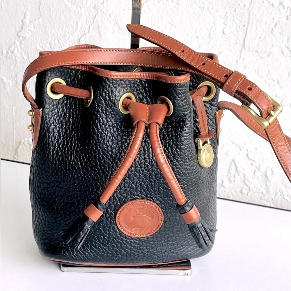 MINI VINTAGE DOONEY AND BOURKE CROSSBODY BUCKET BLACK /BRITISH TAN ♦️HOST PICK♦️ - Picture 6 of 16